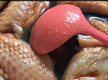 step1: 首先把<a href="https://bit.ly/3zHU5V3" target="_blank" data-keyword="雞翼" class="guide-link"><strong>雞翼</strong></a> <span style="display:inline-block;vertical-align:middle;margin-top:-3px;color:initial;border-radius:3px;padding:2px 3px;font-size:12px;line-height:14px;background:#87d300;color:#fff;">即買</span> 洗淨，然後順序把可樂>老抽>生抽>酒加入<a href="https://bit.ly/3zHU5V3" target="_blank" data-keyword="雞翼" class="guide-link"><strong>雞翼</strong></a> <span style="display:inline-block;vertical-align:middle;margin-top:-3px;color:initial;border-radius:3px;padding:2px 3px;font-size:12px;line-height:14px;background:#87d300;color:#fff;">即買</span> 醃15分鐘。