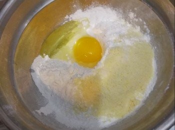 step2: 加入雞蛋、牛油溶液拌勻。