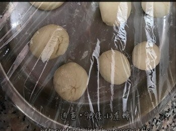 step6: 燒熱平底易潔鑊，加少許油。放好包子用中大火煎約2分鐘，加水約20ml蓋上蓋，煮至水份完全收乾。包子底部金黃色。完成。