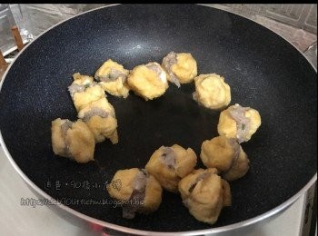 step3: 落油爆香已釀好的豆卜，盛起備用。