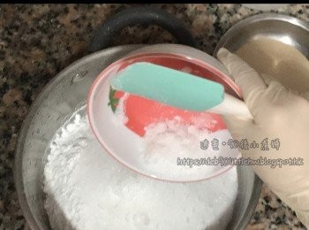 step1: 把粘米粉、砂糖、水（400毫升）拌勻。