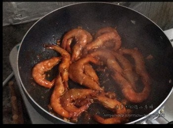 step3: 再加入茄汁及砂糖，煮至蝦呈捲起形狀及轉至橙色，完成。