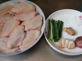 step1: 急凍<a href="https://bit.ly/3zHU5V3" target="_blank" data-keyword="雞中翼" class="guide-link"><strong>雞中翼</strong></a> <span style="display:inline-block;vertical-align:middle;margin-top:-3px;color:initial;border-radius:3px;padding:2px 3px;font-size:12px;line-height:14px;background:#87d300;color:#fff;">即買</span> 室溫解冰，洗淨