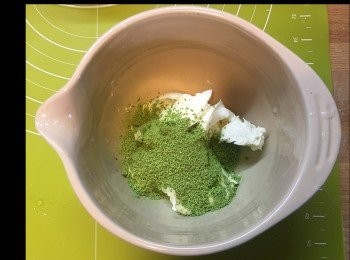 step9: <span class="group_3">芝士餡</span>
將cream cheese 室溫放至半溶，加入綠茶粉。