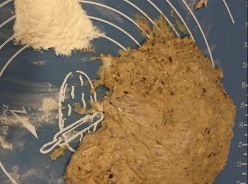 step1: 先將所有材料放入麵包機製作麵糰大概一小時，然後取出。因為麵糰的水份較多，所以要準備多些高筋麵粉。