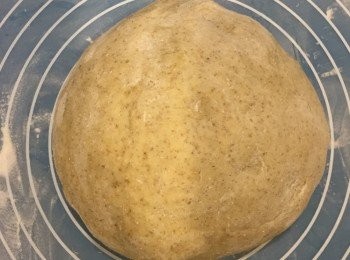 step1: 先將所有材料放進麵包機製作麵糰大概1小時