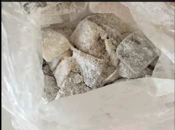 step2: 跟住將粟粉倒入袋中，將鯖魚倒入搖勻