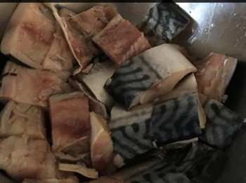 step1: 首先將鯖魚洗乾淨切小塊，用味醂，鹽，胡椒粉醃半個鐘