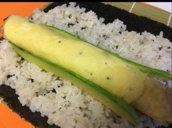 step2: 然後將蛋塊包住紅蘿蔔，黃色蘿蔔，牛蒡根卷起備用

將飯舖上紫菜面覆蓋四份三面積，放蛋捲同翠肉瓜，然後捲起，待半小時後先切開