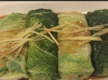step7: 上桌時將醬汁淋上蒸好的白菜卷上，並放少許切好了的薑絲於面便成。




想知道我更多食譜，可去我Facebook 專頁。
https://m.facebook.com/carlineki/