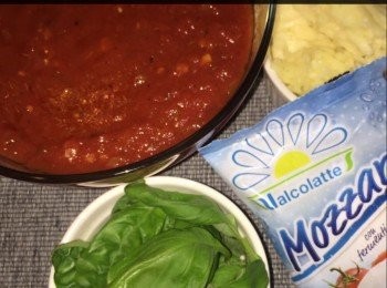 step5: 將麵糰拉伸成薄的9英寸圆形或6英寸長形狀，然後放於盤內，再放入烤爐內以210度熱，直到底部熟。

取出，將1/2杯碎番茄醬，莫扎里拉芝士茸，oregano 香草，鹽，胡椒粉和橄欖油放於面再放入烤爐內焗烤 pizza 面。