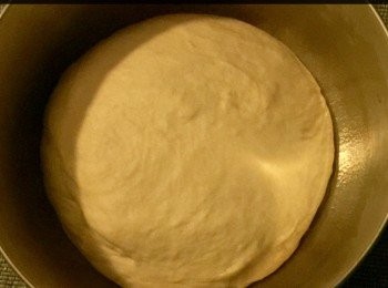 step2: 將麵粉、牛油、砂糖、蛋黃和1湯匙水放入碗內，搓均成糰狀，然後以保鮮紙包蓋上，放入雪櫃內冷藏20分鐘。