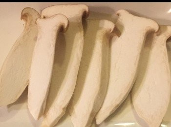 step1: 將杏鮑菇切去頭部洗淨，瀝幹水分，然後切片備用。