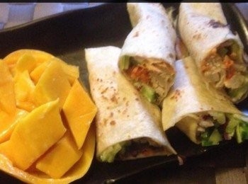 step4: 然後將洋葱，青椒，紅蘿蔔，西芹，青瓜和雞切片放入玉米餅內，卷成卷狀後放於碟上，伴以芒果。進食時玉米卷可加上乳酪和辣椒醬。


想知道我更多食譜，可去我Facebook 專頁。
https://m.facebook.com/carlineki