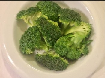 step2: 西蘭洗淨切成小球，以滾水煮3-5分鐘備用。