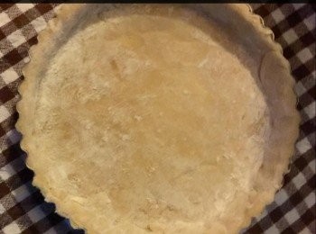 step4: 另一方面，麵糰己發大了些，取出放在平面的枱，放少許麵粉，用搓麵糰的木棍把它拉成一個圓型狀的批皮，放上烤盆內，沿著烤盆型狀做好<span class="group_1">批餡</span>底，放入烤爐內焗20分直至批皮有點食物金黄色，取出備用。