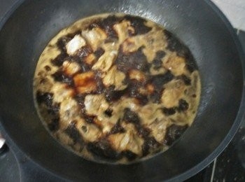 step3: 之后加入料酒、生抽、白醋和糖拌匀，再加入鸡汤过面煮至滚，蓋上锅盖，然后转小火炆它35分钟