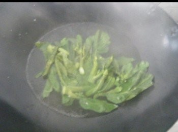 step4: 1/   原鑊加下適量滾水，加下鹽1/2茶匙，糖半茶匙，生油1茶匙，將芥蘭汆水片刻至熟，連水倒出於笊籬內，瀝乾水份。


2/  原鑊加入生油1茶匙，將芥蘭回鑊，灒下薑汁酒，下少許鹽兜炒均勻，將芥蘭盛出放於河粉面。


3/  洗淨鑊。