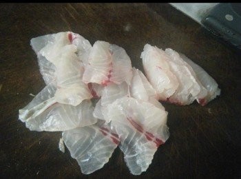 step1: 鯇魚片洗淨，抹乾，切成雙飛薄片。