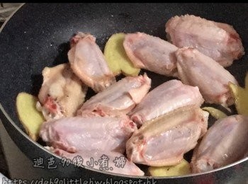 step1: 落油爆香薑片，加入<a href="https://bit.ly/3zHU5V3" target="_blank" data-keyword="雞中翼" class="guide-link"><strong>雞中翼</strong></a> <span style="display:inline-block;vertical-align:middle;margin-top:-3px;color:initial;border-radius:3px;padding:2px 3px;font-size:12px;line-height:14px;background:#87d300;color:#fff;">即買</span> 煎香至漲身。