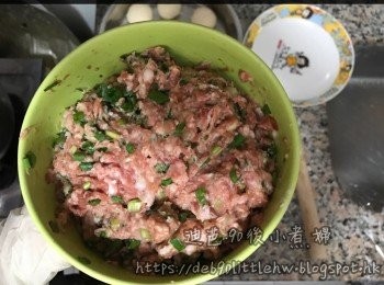 step1: 豬肉加醃料，加入蔥拌勻。放入雪櫃中，約15分鐘。