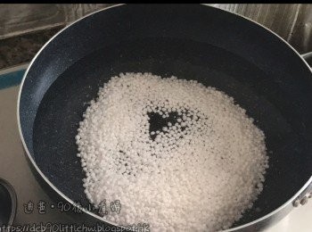 step2: 西米無需用水浸，直接放入滾水用中大火煮6分鐘，期間攪拌，煮好後熄火蓋上煲蓋焗20-30分鐘，倒入網篩瀝乾水，備用。