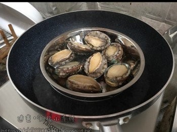 step2: 隔水大火蒸5分鐘，然後起殼不要內臟，再落室溫水過冷河。