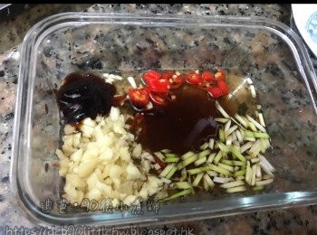 step4: 檸檬人手榨汁，再將檬檸汁、米白醋、蠔油、魚露、砂糖和室溫水拌勻，倒進玻璃器皿。