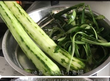step4: 青瓜去皮去頭尾，然後刨成絲備用（青瓜刨絲後有多餘水份，倒掉即可）。