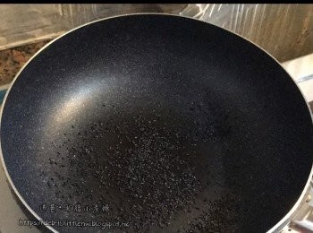 step5: 黑芝麻開細火炒3-4分鐘，然後灑到<a href="https://bit.ly/3zHU5V3" target="_blank" data-keyword="雞翼" class="guide-link"><strong>雞翼</strong></a> <span style="display:inline-block;vertical-align:middle;margin-top:-3px;color:initial;border-radius:3px;padding:2px 3px;font-size:12px;line-height:14px;background:#87d300;color:#fff;">即買</span> 上。