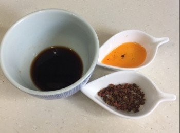 step7: 最後將花椒拍碎，下鑊炒至微香，再加入生抽、水、糖煮滾盛起，然後落適量辣椒油，即成。