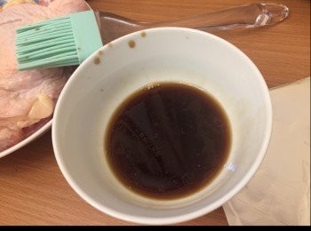 step3: 雞件底面兩面塗上<span class="group_2">調味料</span>。