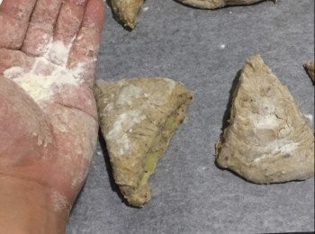 step7: 把麵粉灑在已切好的麵糰上面。