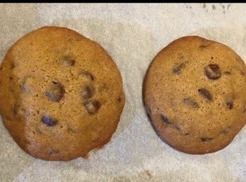 step8: 放入已預熱焗爐中層焗10-12分鐘。取出後在焗盆上放置2分鐘才將曲奇移往曲奇架上待涼。如想將存放曲奇一兩仍保持外脆內軟，可將待涼後的曲奇放入密封容器內，再加一片麵包在內，曲奇便不會變乾及硬。