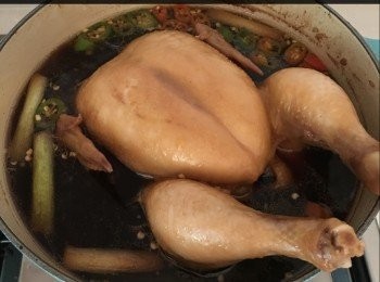 step1: 首先醃雞半個鐘，然後煲滾<span class="group_3">汁料</span>，放隻雞落<span class="group_3">汁料</span>度，每邊雞用慢火著 10分鐘，之後轉中火再次<a href="https://bit.ly/3EZL8dD" target="_blank" data-keyword="雞胸" class="guide-link"><strong>雞胸</strong></a> <span style="display:inline-block;vertical-align:middle;margin-top:-3px;color:initial;border-radius:3px;padding:2px 3px;font-size:12px;line-height:14px;background:#87d300;color:#fff;">即買</span> 果邊 10分鐘，同時放薯仔，紅蘿蔔同翠肉瓜，10分鐘後熄火焗 30分鐘，用筷子督一下<a href="https://bit.ly/3EZL8dD" target="_blank" data-keyword="雞胸" class="guide-link"><strong>雞胸</strong></a> <span style="display:inline-block;vertical-align:middle;margin-top:-3px;color:initial;border-radius:3px;padding:2px 3px;font-size:12px;line-height:14px;background:#87d300;color:#fff;">即買</span> 同雞上脾位，無血水留出，即已熟，食既時候可放少少麻油