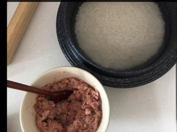 step1: 將兩嘜米洗乾淨放砂鍋內用三嘜水減少少，浸起碼一個鐘