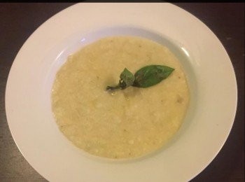 step4: 再將煮好了的奶油醬，加入已攪拌好的椰菜花和薯泥，然後以慢火慢慢攪勻。

上桌時以香草襯托便可。