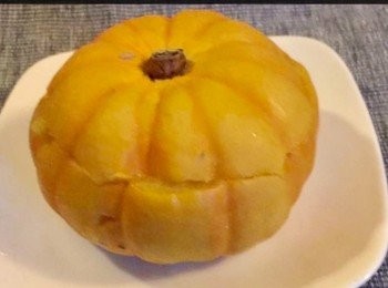 step3: 待南瓜沒有太熱時, 將南瓜蓉和椰奶倒進南瓜盅內，然後蓋上南瓜的頂部，以中小火蒸30-45分鐘便成（ 蒸得時間過長會導致南瓜爆開）。