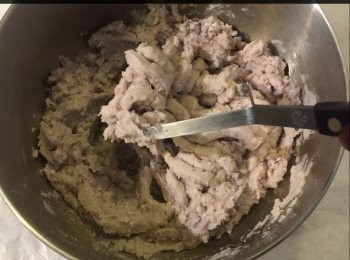 step3: 熱鍋後把蒸盤放入内蒸上20分鐘，然後熄火。

待芋頭塊冷却後用木匙或壓溶器壓至芋頭蓉備用。