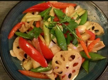 step3: 熱鍋落油，加入薑爆香，然後將所有蔬菜放入鍋中，攪勻，直到蔬菜煮熟。 最後加入調味料便可上桌。