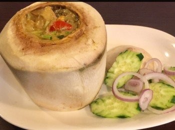 step7: 上桌時將椰子側邊的醬汁未乾淨，因為整個椰子於烤爐內，可能會有醬汁流出來。並於碟邊伴以青瓜和紫洋蔥切片及少許芫茜便可。


附註：日前於街市的菜檔賣到一小盒小茄士，十分有趣，它有點像車喱子，可以生吃，而且吃起上來很爽脆。