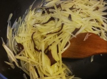 step2: 熱鑊落油炒薯仔絲，後落木耳絲炒。