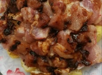 step2: 把切好的豆卜放碟，之後把醃好的排骨鋪面，然後落<span class="group_2">調味</span>料，大火蒸12分鐘即可。