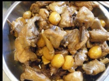 step5: 炆法：
1/   雞斬件，下半茶鹽拌勻，使其有底味，醃約10分鐘。
2/   頻婆肉汆水片刻，瀝乾。
3/   燒紅鑊，下油約2湯匙，薑，蒜片起鑊，爆香雞件，灒酒加下生抽，蠔油，砂糖適量，加少許老抽調色，加入頻婆及大半碗水炆約20－25分鐘，調適味。
4/    加入蔥段，生粉水勾芡，包尾蔴油上碟，食得。