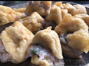 step2: 豆卜每件剪開一半釀入魚肉。（如圖）