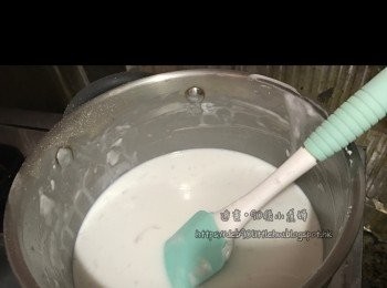 step2: 開細火煮粉漿，不停攪拌。