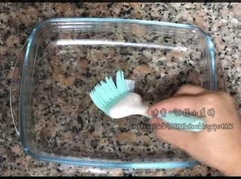 step7: 1.5小時後，用半茶匙油抹上碟。