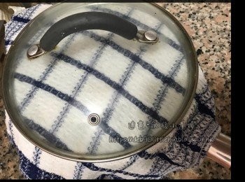 step6: 然後蓋上保鮮紙及濕布，室溫發酵1.5小時左右（表面起泡便成）。