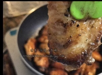 step4: 中途可把密實袋剩餘醬汁抹上<a href="https://bit.ly/3zHU5V3" target="_blank" data-keyword="雞翼" class="guide-link"><strong>雞翼</strong></a> <span style="display:inline-block;vertical-align:middle;margin-top:-3px;color:initial;border-radius:3px;padding:2px 3px;font-size:12px;line-height:14px;background:#87d300;color:#fff;">即買</span> 上。
熟透後上碟。