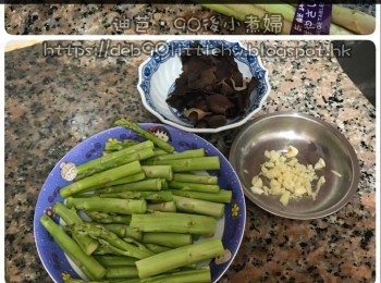 step1: 落油爆香蒜頭，木耳炒香